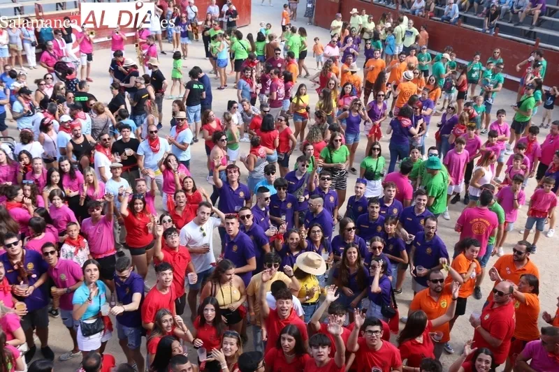 Cientos de peñistas vestían de color la plaza de Villavieja tras una noche anterior mágica del grupo Baleo / CORRAL 