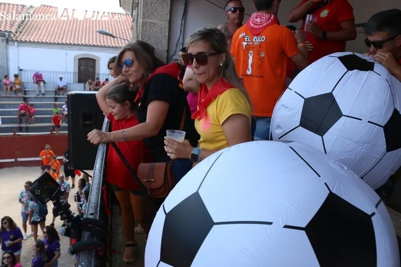 Cientos de peñistas vestían de color la plaza de Villavieja tras una noche anterior mágica del grupo Baleo / CORRAL 