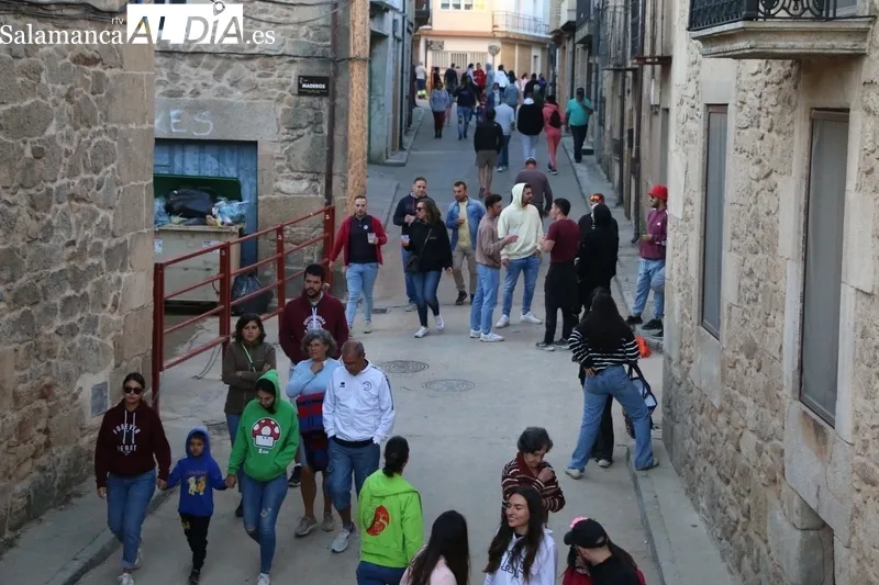 Tercer encierro de las fiestas de Aldeadávila en el que se corrieron tres novillos de Valdeflores y uno de Valrubio / CORRAL Y SAIRA