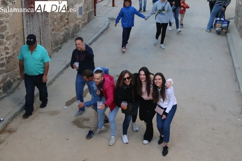 Tercer encierro de las fiestas de Aldeadávila en el que se corrieron tres novillos de Valdeflores y uno de Valrubio / CORRAL Y SAIRA