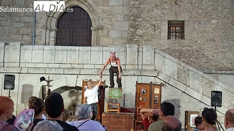 Foto 2 - La Plaza Mayor de B&eacute;jar se convierte en una improvisada pista circense