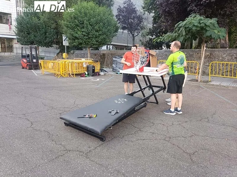 Foto 3 - La Plaza de Santa Teresa de B&eacute;jar se transforma en tres pistas de baloncesto