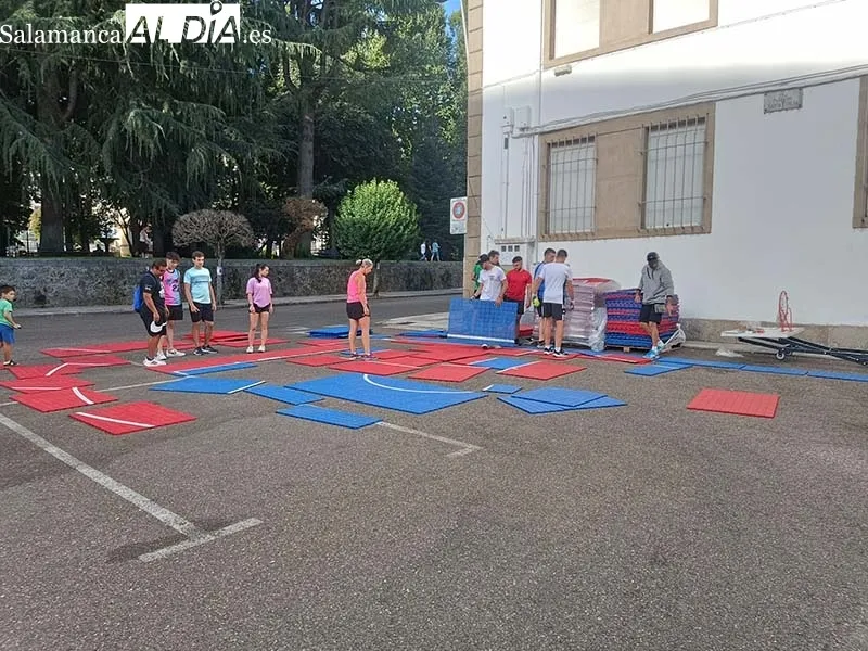 Foto 2 - La Plaza de Santa Teresa de B&eacute;jar se transforma en tres pistas de baloncesto
