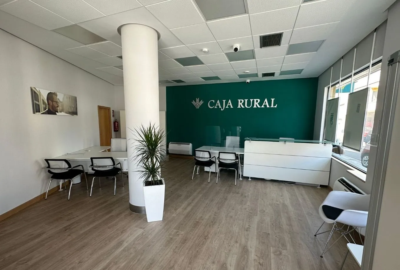 Foto 2 - Caja Rural estrena oficina en Villares de la Reina&nbsp;