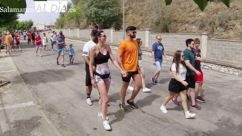 Primer encierro de las fiestas de Saucelle con bonitos novillos de Charro del Llen / CORRAL