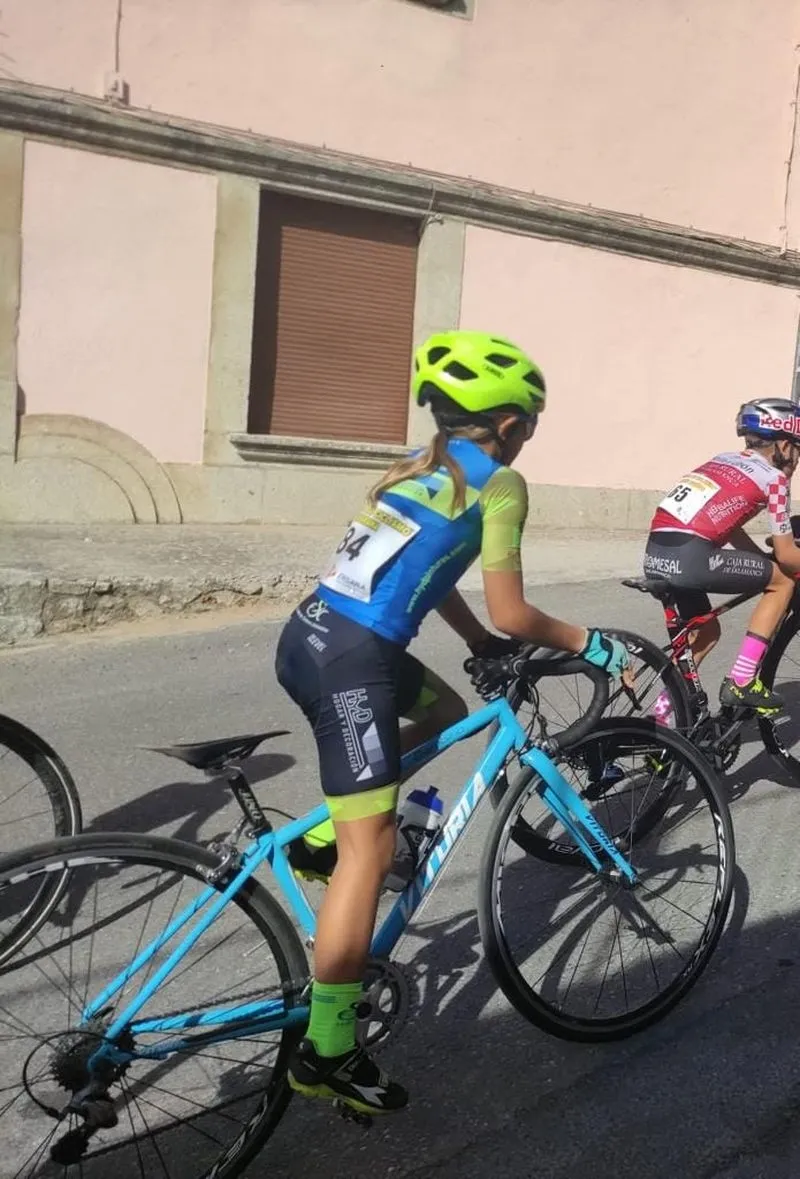Participantes de Escuela de Ciclismo Salmantina en el Memorial Basilio González de Ledrada