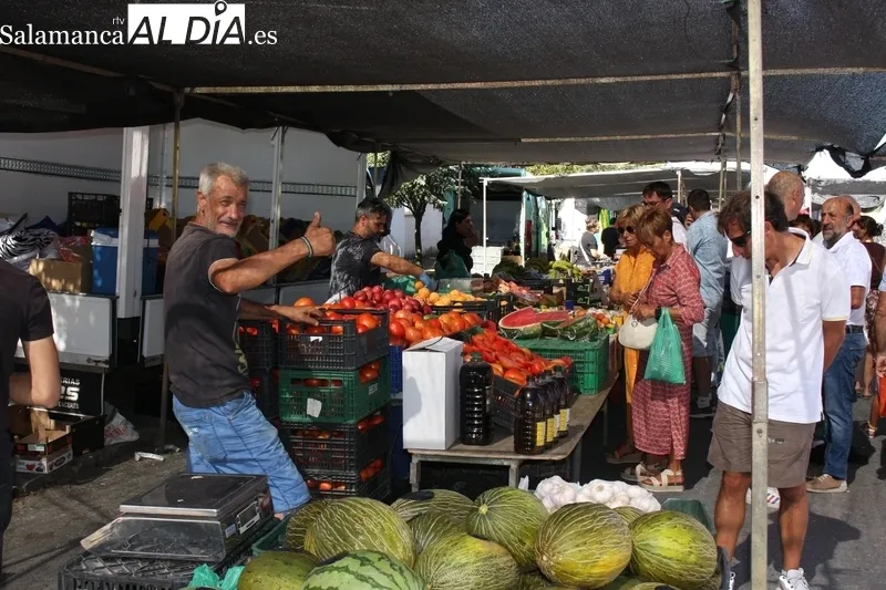 Trabanca y su mercadillo portugués acogía este domingo a miles de personas / SILVESTRE