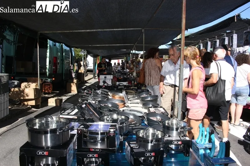 Trabanca y su mercadillo portugués acogía este domingo a miles de personas / SILVESTRE