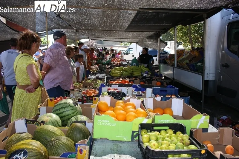 Trabanca y su mercadillo portugués acogía este domingo a miles de personas / SILVESTRE