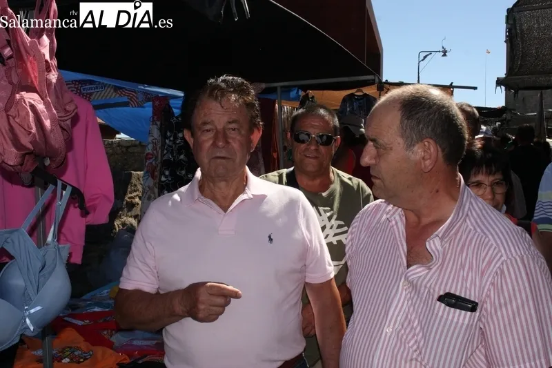Trabanca y su mercadillo portugués acogía este domingo a miles de personas / SILVESTRE