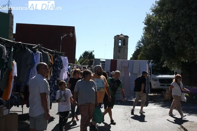 Trabanca y su mercadillo portugués acogía este domingo a miles de personas / SILVESTRE