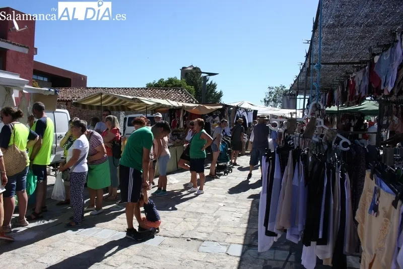 Trabanca y su mercadillo portugués acogía este domingo a miles de personas / SILVESTRE