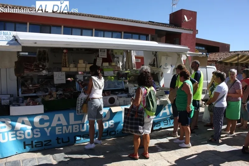 Trabanca y su mercadillo portugués acogía este domingo a miles de personas / SILVESTRE