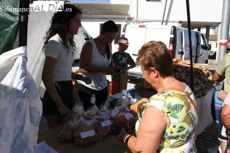 Trabanca y su mercadillo portugués acogía este domingo a miles de personas / SILVESTRE