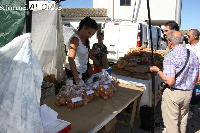 Trabanca y su mercadillo portugués acogía este domingo a miles de personas / SILVESTRE