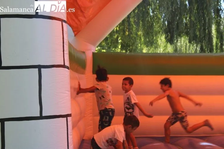 Foto 8 - Hinchables acu&aacute;ticos para despedir las fiestas