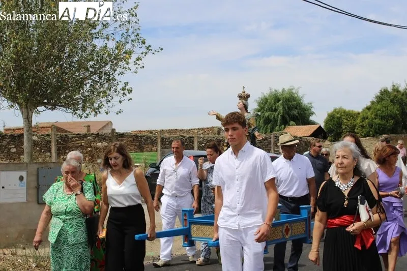 Foto 8 - Procesi&oacute;n con Nuestra Se&ntilde;ora de la Asunci&oacute;n por las calles de Terradillos
