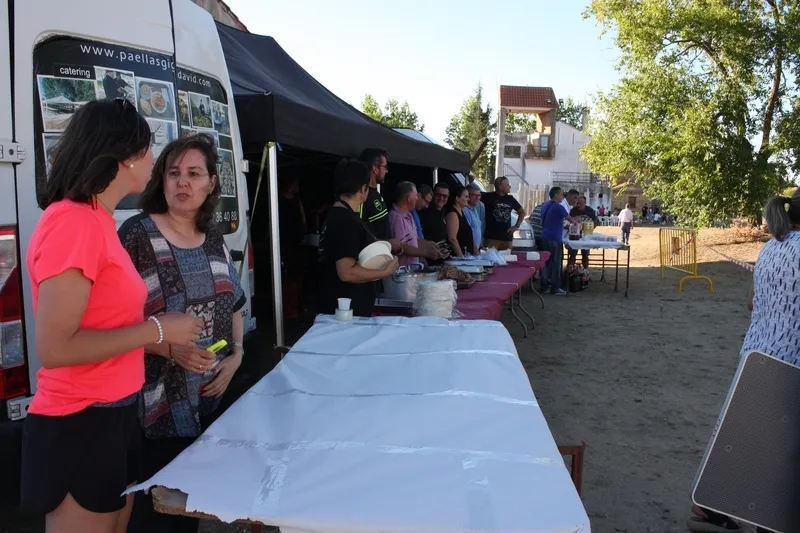 Merienda popular con la que 500 personas recuperaron fuerzas tras unas fiestas muy intensas / SILVESTRE