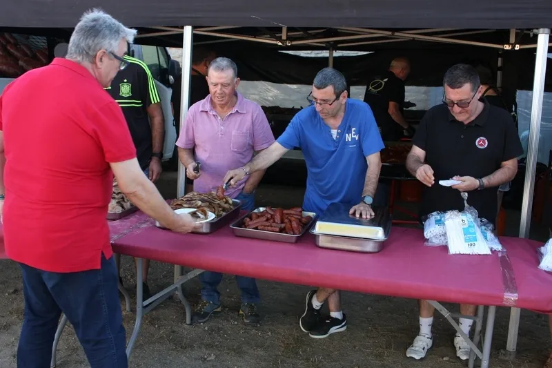 Merienda popular con la que 500 personas recuperaron fuerzas tras unas fiestas muy intensas / SILVESTRE