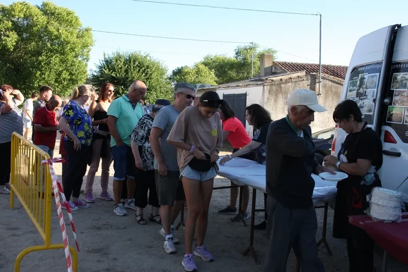 Merienda popular con la que 500 personas recuperaron fuerzas tras unas fiestas muy intensas / SILVESTRE