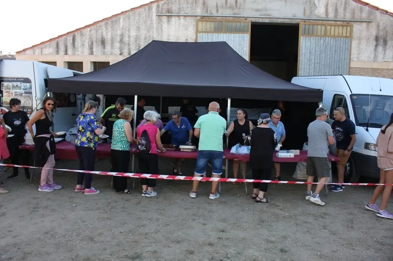 Merienda popular con la que 500 personas recuperaron fuerzas tras unas fiestas muy intensas / SILVESTRE