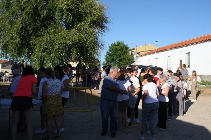 Merienda popular con la que 500 personas recuperaron fuerzas tras unas fiestas muy intensas / SILVESTRE