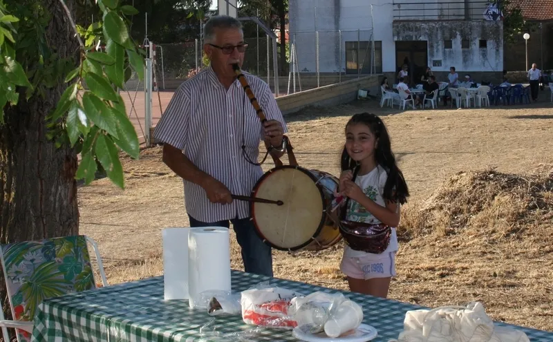 Merienda popular con la que 500 personas recuperaron fuerzas tras unas fiestas muy intensas / SILVESTRE
