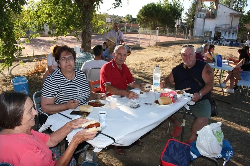 Merienda popular con la que 500 personas recuperaron fuerzas tras unas fiestas muy intensas / SILVESTRE