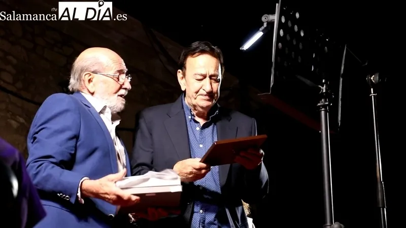 Acto de presentación, imposición de bandas y coronación de la Corte de Honor, y pregón de las Ferias y Fiestas de Vitigudino  / CORRAL