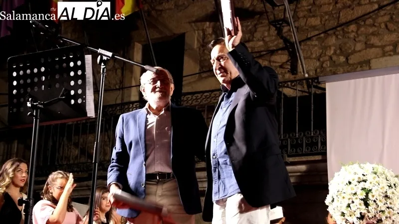 Acto de presentación, imposición de bandas y coronación de la Corte de Honor, y pregón de las Ferias y Fiestas de Vitigudino  / CORRAL
