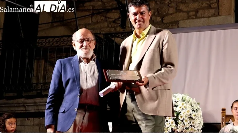 Acto de presentación, imposición de bandas y coronación de la Corte de Honor, y pregón de las Ferias y Fiestas de Vitigudino  / CORRAL