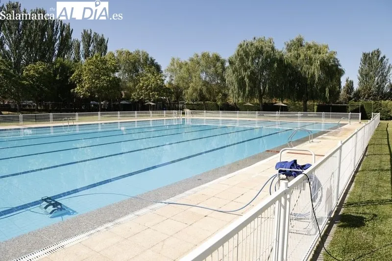 La concejala de Fomento, Marta Labrador, informaba esta mañana sobre la licitación las obras de remodelación integral de la piscina de Santa Marta de Tormes. Foto de David Sañudo