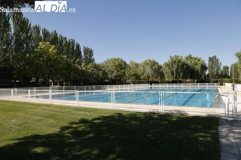 La concejala de Fomento, Marta Labrador, informaba esta mañana sobre la licitación las obras de remodelación integral de la piscina de Santa Marta de Tormes. Foto de David Sañudo
