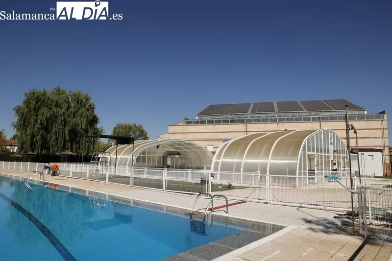 La concejala de Fomento, Marta Labrador, informaba esta mañana sobre la licitación las obras de remodelación integral de la piscina de Santa Marta de Tormes. Foto de David Sañudo