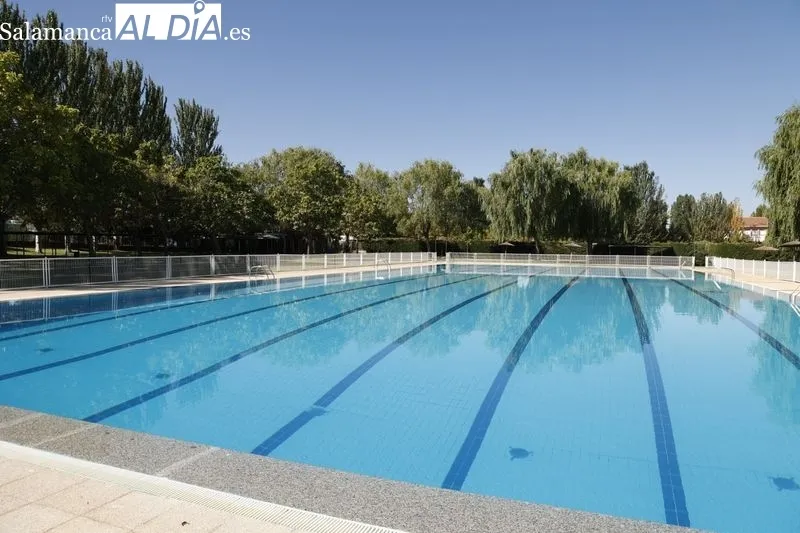 La concejala de Fomento, Marta Labrador, informaba esta mañana sobre la licitación las obras de remodelación integral de la piscina de Santa Marta de Tormes. Foto de David Sañudo