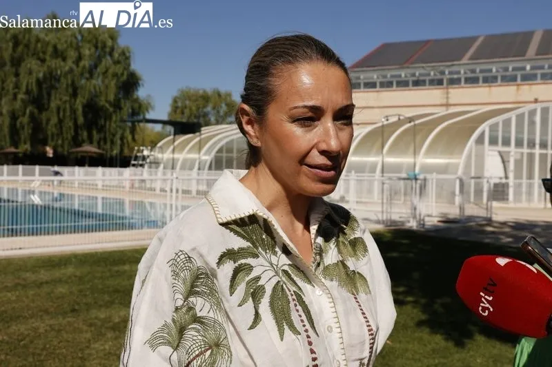 La concejala de Fomento, Marta Labrador, informaba esta mañana sobre la licitación las obras de remodelación integral de la piscina de Santa Marta de Tormes. Foto de David Sañudo