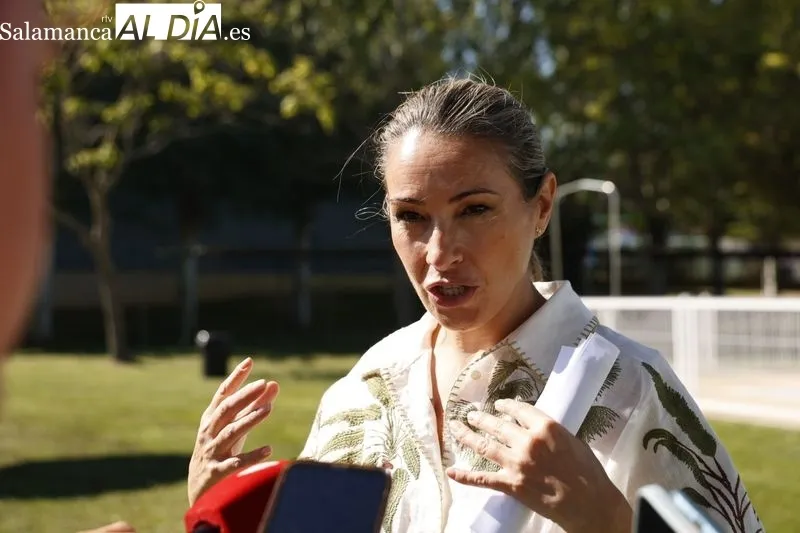 La concejala de Fomento, Marta Labrador, informaba esta mañana sobre la licitación las obras de remodelación integral de la piscina de Santa Marta de Tormes. Foto de David Sañudo
