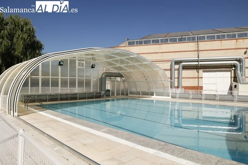 La concejala de Fomento, Marta Labrador, informaba esta mañana sobre la licitación las obras de remodelación integral de la piscina de Santa Marta de Tormes. Foto de David Sañudo