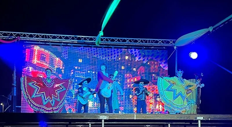 Foto 5 - El musical &lsquo;Recordando a Coco&rsquo; llena de ilusi&oacute;n el Recinto Ferial de Carbajosa