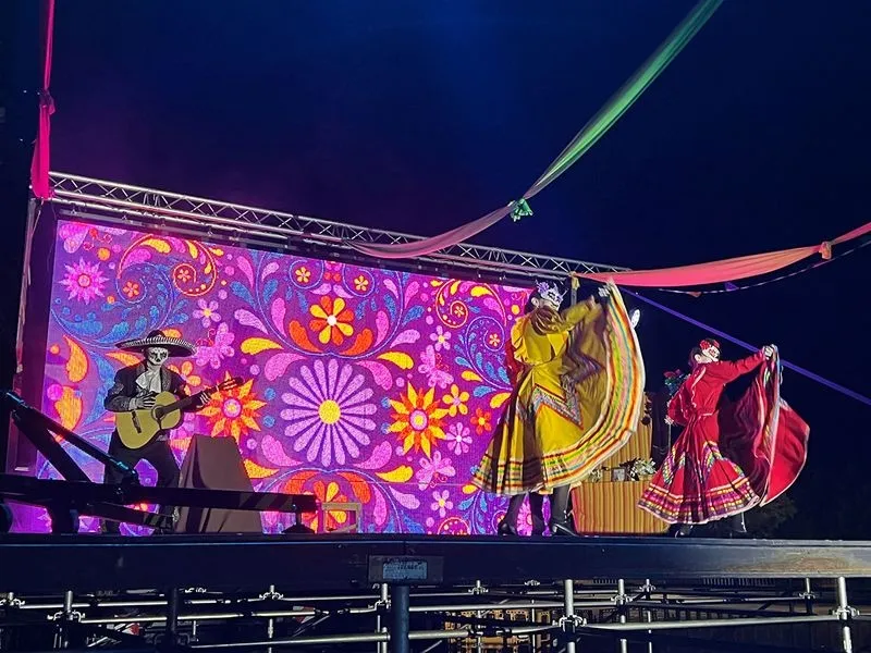 Foto 8 - El musical &lsquo;Recordando a Coco&rsquo; llena de ilusi&oacute;n el Recinto Ferial de Carbajosa