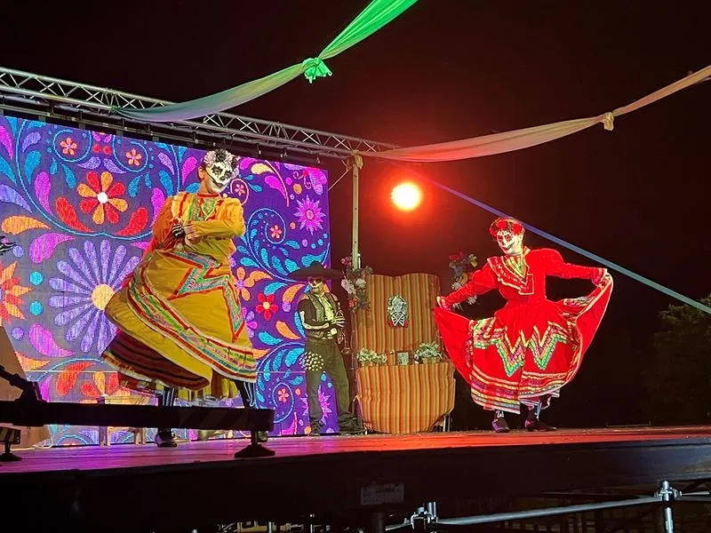 Foto 7 - El musical &lsquo;Recordando a Coco&rsquo; llena de ilusi&oacute;n el Recinto Ferial de Carbajosa
