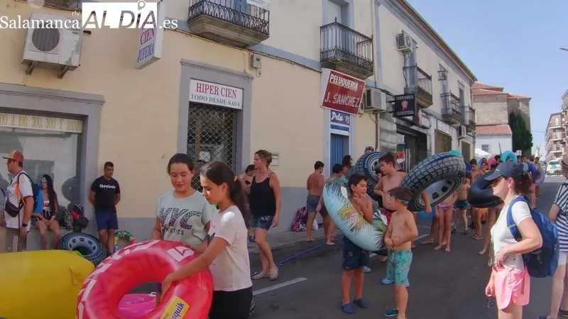 Dos toboganes acuáticos instalados en la calle Santa Ana animaban la tarde de este martes en Vitigudino  / CORRAL