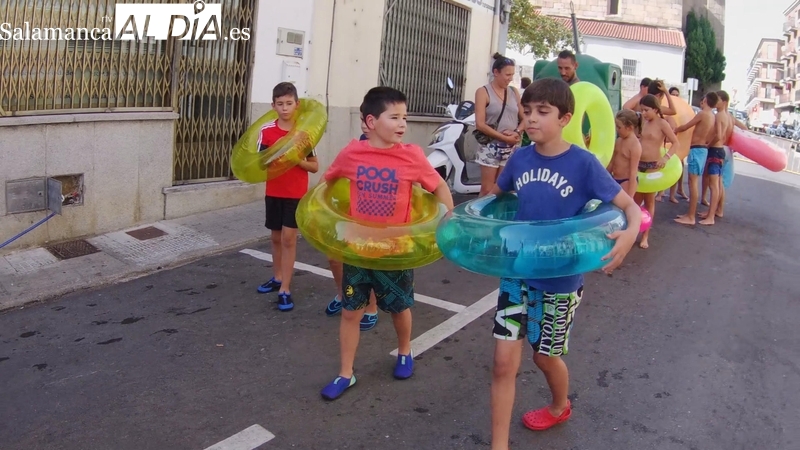 Dos toboganes acuáticos instalados en la calle Santa Ana animaban la tarde de este martes en Vitigudino  / CORRAL