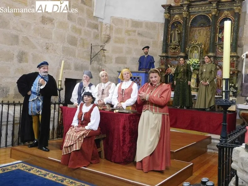 La iglesia parroquial de Nuestra Señora de la Visitación acogió en Villagonzalo de Tormes el montaje de Denis Rafter 
