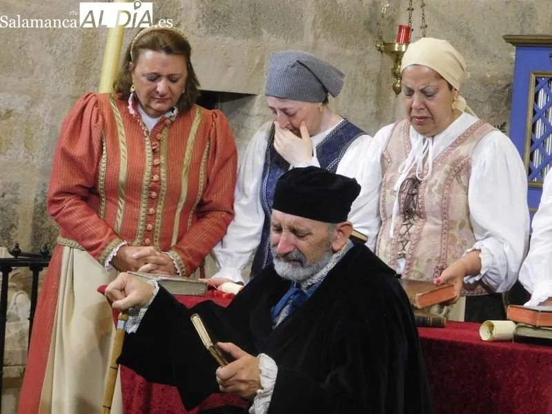 La iglesia parroquial de Nuestra Señora de la Visitación acogió en Villagonzalo de Tormes el montaje de Denis Rafter 