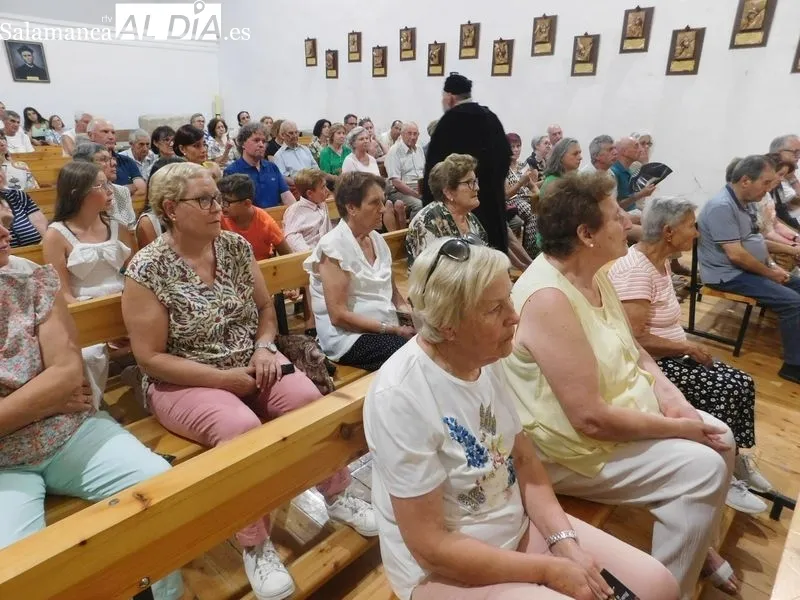 La iglesia parroquial de Nuestra Señora de la Visitación acogió en Villagonzalo de Tormes el montaje de Denis Rafter 