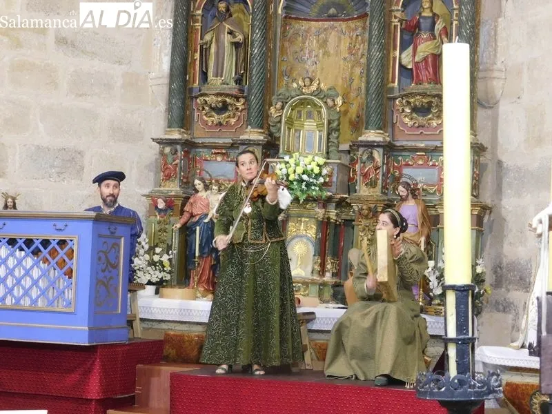 La iglesia parroquial de Nuestra Señora de la Visitación acogió en Villagonzalo de Tormes el montaje de Denis Rafter 