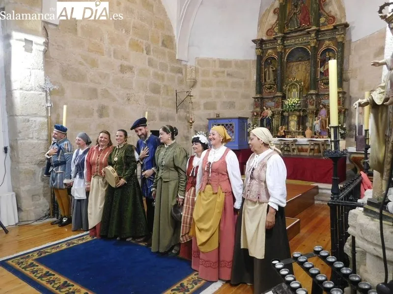 La iglesia parroquial de Nuestra Señora de la Visitación acogió en Villagonzalo de Tormes el montaje de Denis Rafter 