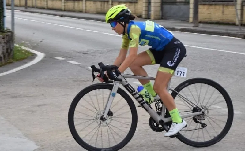 Ciclistas de los equipos femeninos del HyD Pinturas- Carbajosa Empresarial