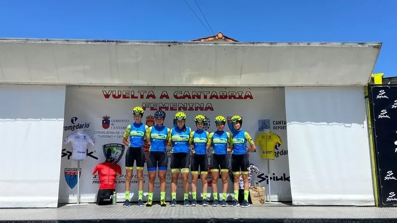 Ciclistas de los equipos femeninos del HyD Pinturas- Carbajosa Empresarial